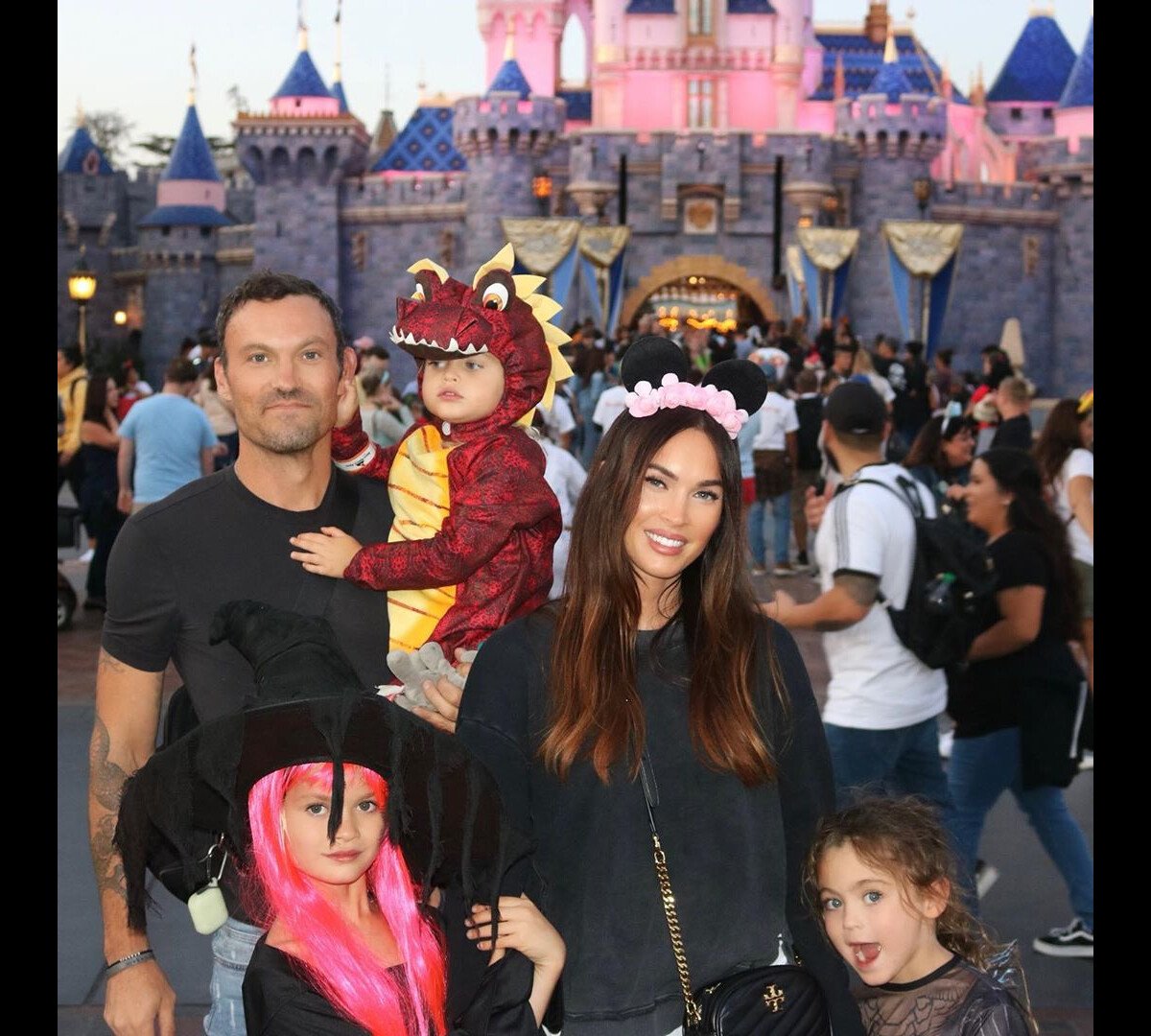 Photo : Megan Fox, Brian Austin Green et leurs trois enfants fêtent  Halloween à Disneyland, le 13 octobre 2019. - Purepeople