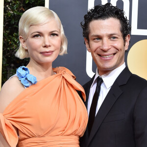 Michelle Williams enceinte et son fiancé Thomas Kail - Photocall de la 77e cérémonie annuelle des Golden Globe Awards au Beverly Hilton Hotel à Los Angeles, le 5 janvier 2020.