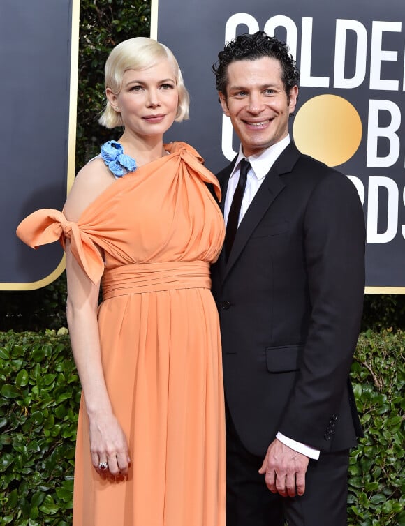 Michelle Williams enceinte et son fiancé Thomas Kail - Photocall de la 77e cérémonie annuelle des Golden Globe Awards au Beverly Hilton Hotel à Los Angeles, le 5 janvier 2020.