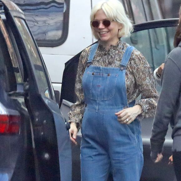 Exclusif - Michelle Williams et Thomas Kail ont été repérés en train de charger une fourgonnette avec des fournitures. Michelle salue ses voisins avec les pied pour éviter la propagation de l'épidémie de coronavirus (covid-19) à New York, le 14 mars 2020.