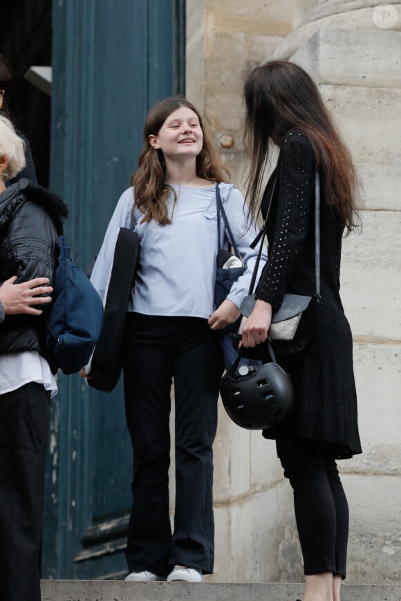 Ysé (petite fille de Marcel Maréchal) - Sorties des obsèques de Marcel Maréchal en l'église Saint-Roch. Paris, le 19 juin 2020.