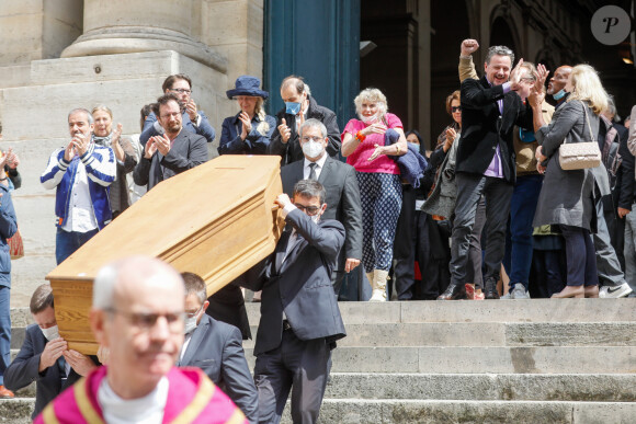 Catherine Lachens, Mathias Maréchal (fils de Marcel Maréchal) - Sorties des obsèques de Marcel Maréchal en l'église Saint-Roch. Paris, le 19 juin 2020.