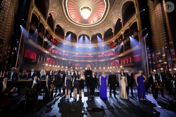 David et Edgar Moreau, Lise Berthaud, Rhiannon Mothersele, Natalie Dessay avec son mari Laurent Naouri, leurs enfants Tom et Neima, Yvan Cassar, Delphine Haidan, Karine Deshayes, Lionel Bringuier (chef d'orchestre), Gaëlle Arquez, Julie Fuchs - Symphonie pour la vie - Les artistes se mobilisent pour les soignants - Une grande soirée musicale au Théâtre du Châtelet à Paris diffusée le 24 juin en prime time sur France 3. Le 15 juin 2020. © Dominique Jacovides/Bestimage