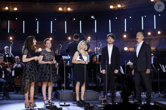 Natalie Dessay avec son mari Laurent Naouri (tout à droite), leurs enfants Tom et Neima (tout à gauche) et Rhiannon Mothersele - Symphonie pour la vie - Les artistes se mobilisent pour les soignants - Une grande soirée musicale au Théâtre du Châtelet à Paris diffusée le 24 juin en prime time sur France 3. Le 15 juin 2020. © Dominique Jacovides/Bestimage