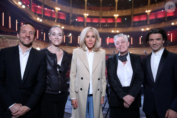 Delphine Ernotte (Présidente de France Télévisions), la Première Dame Brigitte Macron, Ruth Mackenzie (Directrice du Théâtre du Châtelet), Gautier Capuçon - Symphonie pour la vie - Les artistes se mobilisent pour les soignants - Une grande soirée musicale au Théâtre du Châtelet à Paris diffusée le 24 juin en prime time sur France 3. Le 15 juin 2020. © Dominique Jacovides/Bestimage