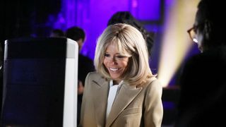 Brigitte Macron souriante et élégante auprès de Gautier Capuçon
