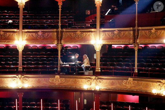 La Première Dame Brigitte Macron avec Plantu - Symphonie pour la vie - Les artistes se mobilisent pour les soignants - Une grande soirée musicale au Théâtre du Châtelet à Paris diffusée le 24 juin en prime time sur France 3. Le 15 juin 2020. © Dominique Jacovides/Bestimage
