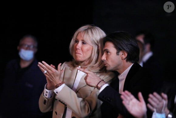 La Première Dame Brigitte Macron et Gautier Capuçon - Symphonie pour la vie - Les artistes se mobilisent pour les soignants - Une grande soirée musicale au Théâtre du Châtelet à Paris diffusée le 24 juin en prime time sur France 3. Le 15 juin 2020. © Dominique Jacovides/Bestimage
