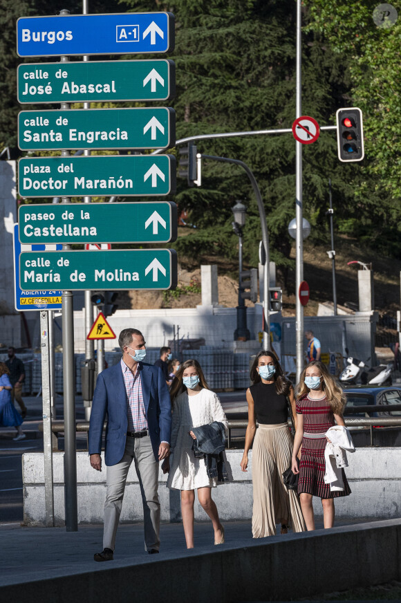 Le roi Felipe VI d'Espagne, la princesse Leonor, la reine Letizia, l'infante Sofia - Les membres de la famille royale d'Espagne se rendent à pied au théâtre du Canal à Madrid pour assister à un concert de flamenco contemporain le 19 juin 2020.