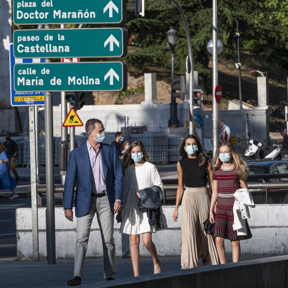 Le roi Felipe VI d'Espagne, la princesse Leonor, la reine Letizia, l'infante Sofia - Les membres de la famille royale d'Espagne se rendent à pied au théâtre du Canal à Madrid pour assister à un concert de flamenco contemporain le 19 juin 2020.