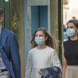 Le roi Felipe VI d'Espagne, la princesse Leonor, la reine Letizia, l'infante Sofia - Les membres de la famille royale d'Espagne se rendent à pied au théâtre du Canal à Madrid pour assister à un concert de flamenco contemporain le 19 juin 2020.