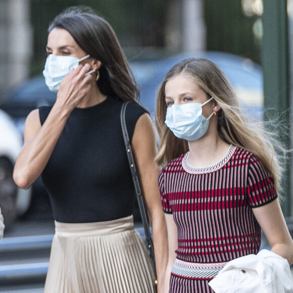 La reine Letizia d'Espagne, la princesse Leonor - Les membres de la famille royale d'Espagne se rendent à pied au théâtre du Canal à Madrid pour assister à un concert de flamenco contemporain le 19 juin 2020.