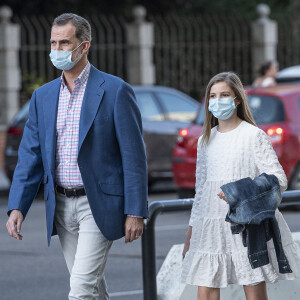 Le roi felipe VI d'Espagne, l'infante Sofia - Les membres de la famille royale d'Espagne se rendent à pied au théâtre du Canal à Madrid pour assister à un concert de flamenco contemporain le 19 juin 2020.