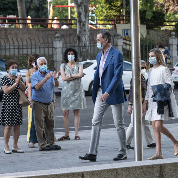 Le roi Felipe VI d'Espagne, la princesse Leonor, la reine Letizia, l'infante Sofia - Les membres de la famille royale d'Espagne se rendent à pied au théâtre du Canal à Madrid pour assister à un concert de flamenco contemporain le 19 juin 2020.