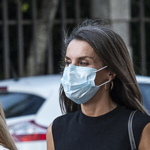 La reine Letizia d'Espagne, ses filles la princesse Leonor, l'infante Sofia - Les membres de la famille royale d'Espagne se rendent à pied au théâtre du Canal à Madrid pour assister à un concert de flamenco contemporain le 19 juin 2020.