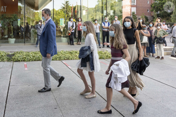 Le roi Felipe VI d'Espagne, la princesse Leonor, la reine Letizia, l'infante Sofia - Les membres de la famille royale d'Espagne se rendent à pied au théâtre du Canal à Madrid pour assister à un concert de flamenco contemporain le 19 juin 2020.