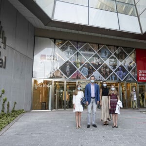 Le roi Felipe VI d'Espagne, la princesse Leonor, la reine Letizia, l'infante Sofia - Les membres de la famille royale d'Espagne se rendent à pied au théâtre du Canal à Madrid pour assister à un concert de flamenco contemporain le 19 juin 2020.