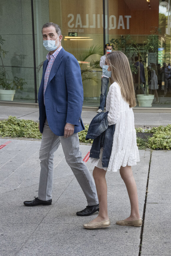 Le roi Felipe VI d'Espagne, l'infante Sofia - Les membres de la famille royale d'Espagne se rendent à pied au théâtre du Canal à Madrid pour assister à un concert de flamenco contemporain le 19 juin 2020.
