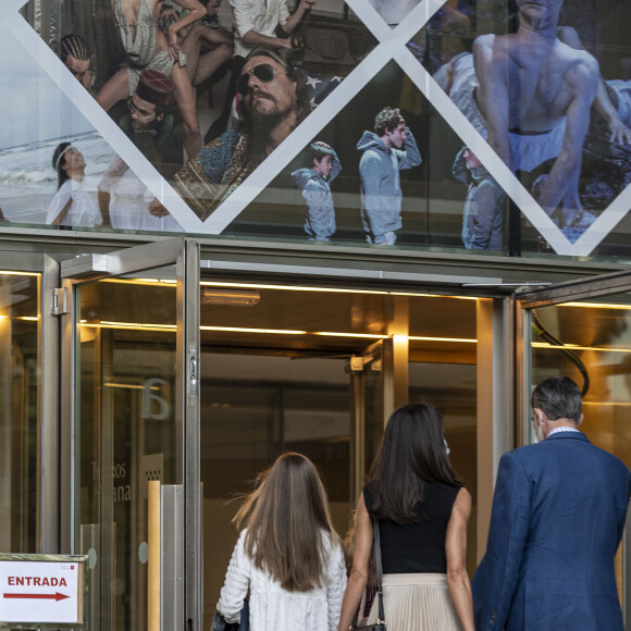 Le roi Felipe VI d'Espagne, la princesse Leonor, la reine Letizia, l'infante Sofia - Les membres de la famille royale d'Espagne se rendent à pied au théâtre du Canal à Madrid pour assister à un concert de flamenco contemporain le 19 juin 2020.