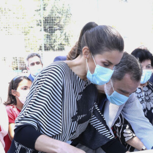 Le roi Felipe VI et la reine Letizia d'Espagne, masqués pour se protéger de l'épidémie de Coronavirus (Covid-19) visitent le centre 'SOS Aldeas Infantiles' à El Escorial le 19 juin 2020.