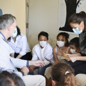 Le roi Felipe VI et la reine Letizia d'Espagne, masqués pour se protéger de l'épidémie de Coronavirus (Covid-19) visitent le centre 'SOS Aldeas Infantiles' à El Escorial le 19 juin 2020.