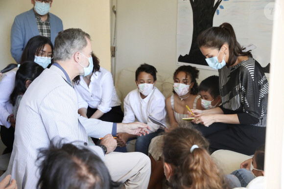 Le roi Felipe VI et la reine Letizia d'Espagne, masqués pour se protéger de l'épidémie de Coronavirus (Covid-19) visitent le centre 'SOS Aldeas Infantiles' à El Escorial le 19 juin 2020.