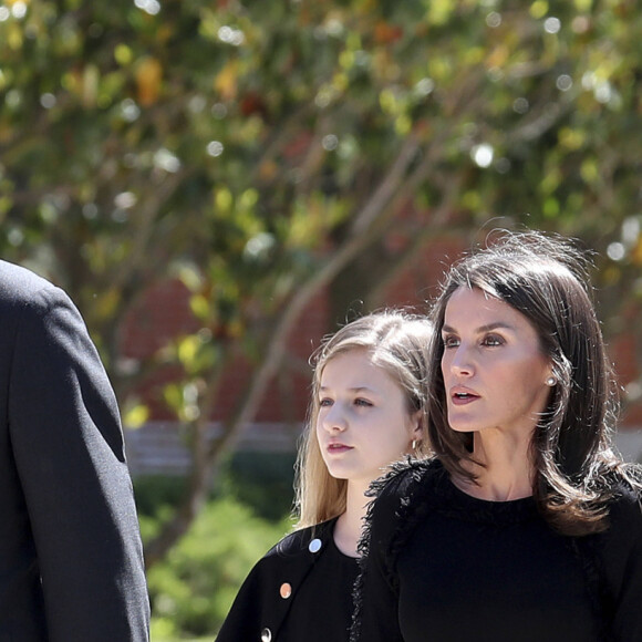 La famille royale d'Espagne lors d'une minute de silence en hommage aux victimes du coronavirus (COVID-19) à Madrid le 27 mai 2020.