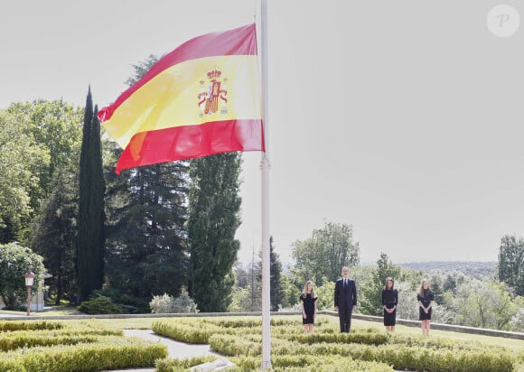 La famille royale d'Espagne lors d'une minute de silence en hommage aux victimes du coronavirus (COVID-19) à Madrid le 27 mai 2020.