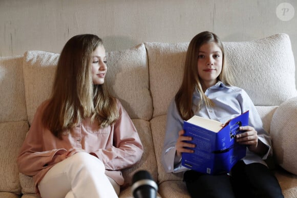 La princesse Leonor et l'infante Sofia d'Espagne lisent Don Quichotte pour célébrer la journée mondiale du livre au palais Zarzuela à Madrid le 23 avril 2020.