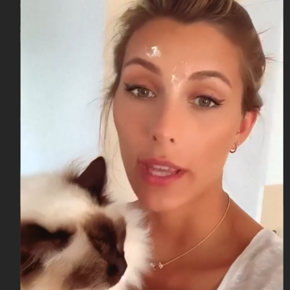 Camille Cerf, naturelle, affiche ses boutons sur Instagram - 22 juin 2020