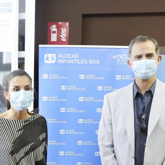 Le roi Felipe VI et la reine Letizia d'Espagne, masqués pour se protéger de l'épidémie de Coronavirus (Covid-19) visitent le centre 'SOS Aldeas Infantiles' à El Escorial le 19 juin 2020.