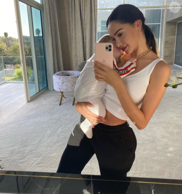 Nabilla Benattia avec son fils Milann, le 31 mars 2020, sur Instagram