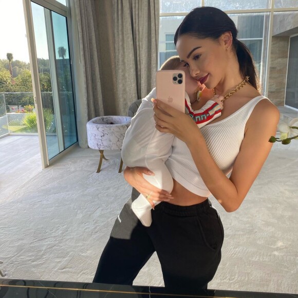 Nabilla Benattia avec son fils Milann, le 31 mars 2020, sur Instagram