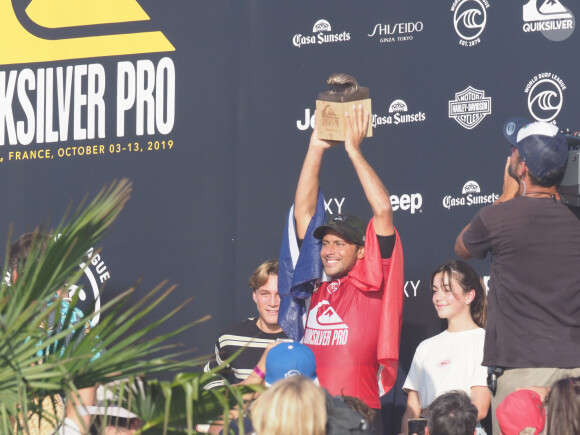 Jeremy Flores gagne le championnat QuikSilver Pro 2019. Supporté par son père et sa compagne Hinarani De Longeaux, il réussi pour la première fois à garder le trophée en France.  Hossegor, le 11 octobre 2019.