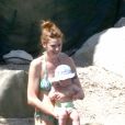 Vanessa Hessler, le mannequin ancienne image de Alice, en vacances à Ischia avec sa fille le 11 juillet 2016.