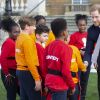 Le prince Harry rencontre des jeunes joueurs de rugby dans les jardins du palais de Buckhingam à Londres le 16 janvier 2020.