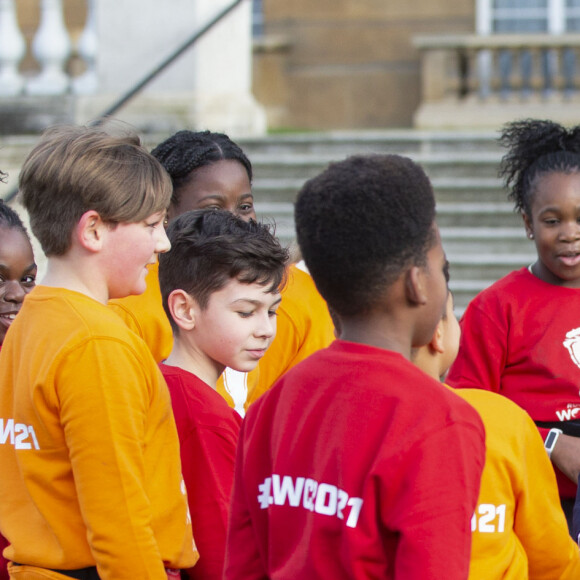 Le prince Harry rencontre des jeunes joueurs de rugby dans les jardins du palais de Buckhingam à Londres le 16 janvier 2020.