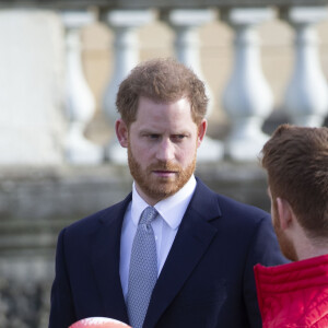 Le prince Harry, duc de Sussex, rencontre des jeunes joueurs de rugby dans les jardins du palais de Buckhingam à Londres le 16 janvier 2020.