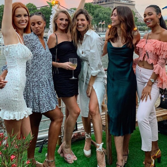 Laury Thilleman, Maéva Coucke, Alicia Aylies, Marine Lorphelin et Clémence Botino (Miss France 2020) se sont retrouvées "Chez Mila", à Paris le 25 juin 2020 pour un anniversaire.