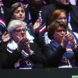 Martine Aubry ( Maire de Lille) et son mari Jean-Louis Brochen - 3eme match de la Finale de la coupe Davis en double opposant la France à la Belgique remporté par Richard Gasquet et Pierre-Hugues Herbert (6-1, 3-6, 7-6, 6-4) au Stade Pierre Mauroy à Lille , le 25 novembre 2017. © Perusseau - Ramsamy / Bestimage