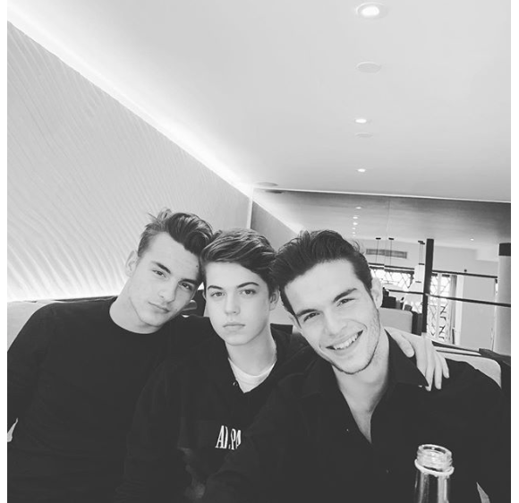 Benjamin Castaldi entouré de ses fils Julien, Simon et Enzo pour ses 49 ans, le 28 mars 2018 à Paris.