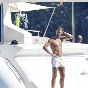 Cristiano Ronaldo et sa compagne Georgina Rodriguez profitent d'une journée sur un yacht avec des amis lors de leurs vacances à Portofino, le 28 juin 2020.