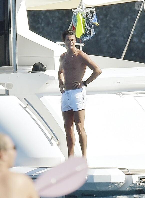 Cristiano Ronaldo et sa compagne Georgina Rodriguez profitent d'une journée sur un yacht avec des amis lors de leurs vacances à Portofino, le 28 juin 2020.