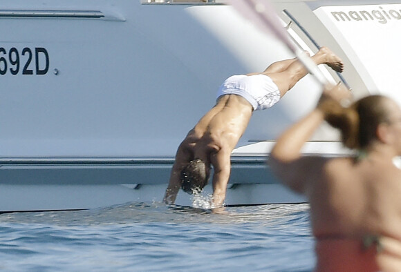 Cristiano Ronaldo et sa compagne Georgina Rodriguez profitent d'une journée sur un yacht avec des amis lors de leurs vacances à Portofino, le 28 juin 2020.