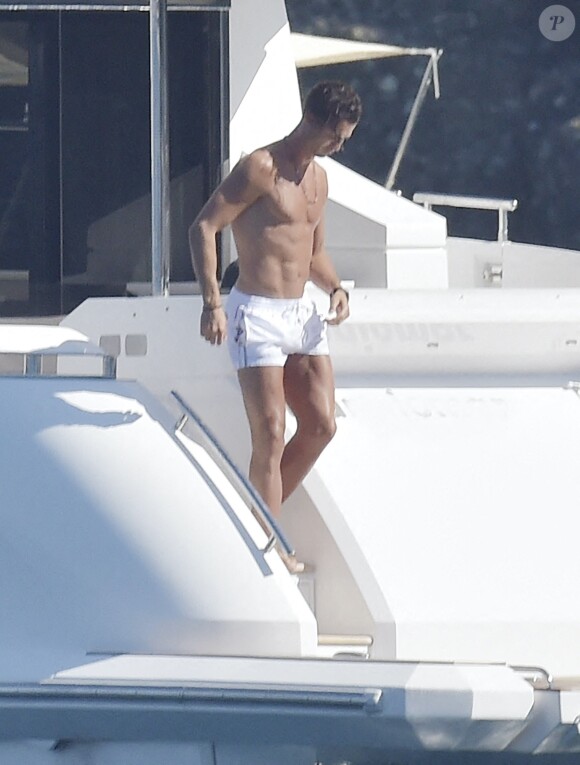 Cristiano Ronaldo et sa compagne Georgina Rodriguez profitent d'une journée sur un yacht avec des amis lors de leurs vacances à Portofino, le 28 juin 2020.