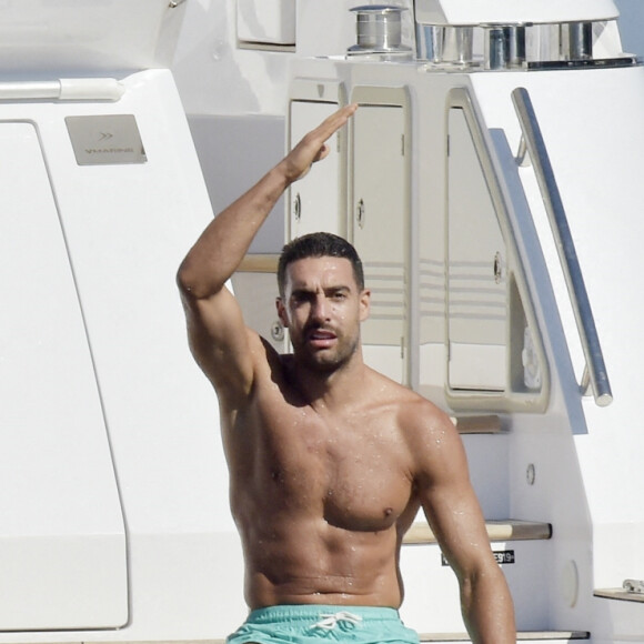 Cristiano Ronaldo et sa compagne Georgina Rodriguez profitent d'une journée sur un yacht avec des amis lors de leurs vacances à Portofino, le 28 juin 2020.