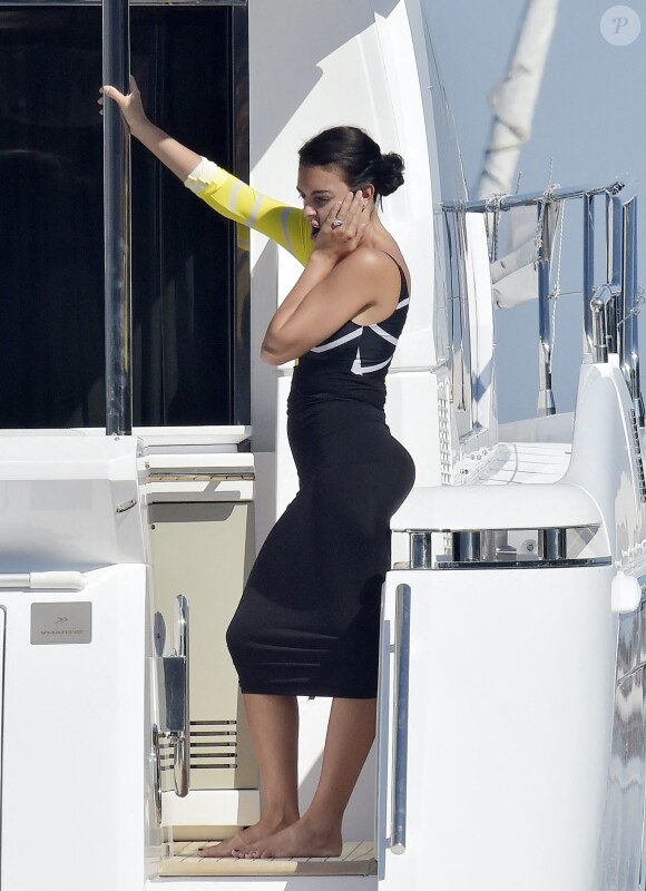 Cristiano Ronaldo et sa compagne Georgina Rodriguez profitent d'une journée sur un yacht avec des amis lors de leurs vacances à Portofino, le 28 juin 2020.