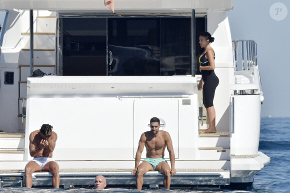 Cristiano Ronaldo et sa compagne Georgina Rodriguez profitent d'une journée sur un yacht avec des amis lors de leurs vacances à Portofino, le 28 juin 2020.