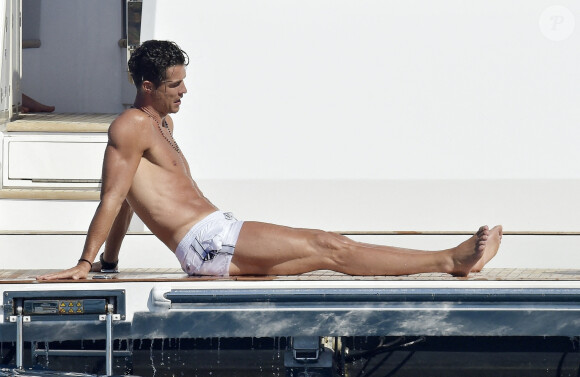 Cristiano Ronaldo et sa compagne Georgina Rodriguez profitent d'une journée sur un yacht avec des amis lors de leurs vacances à Portofino, le 28 juin 2020.