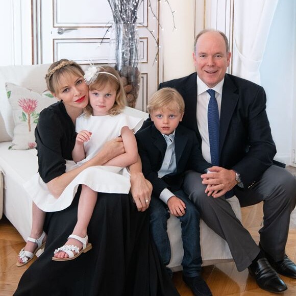 Le prince Albert de Monaco, son épouse Charlene et leurs deux enfants, Jacques et Gabriella, au palais princier de Monaco, le 23 juin 2020.